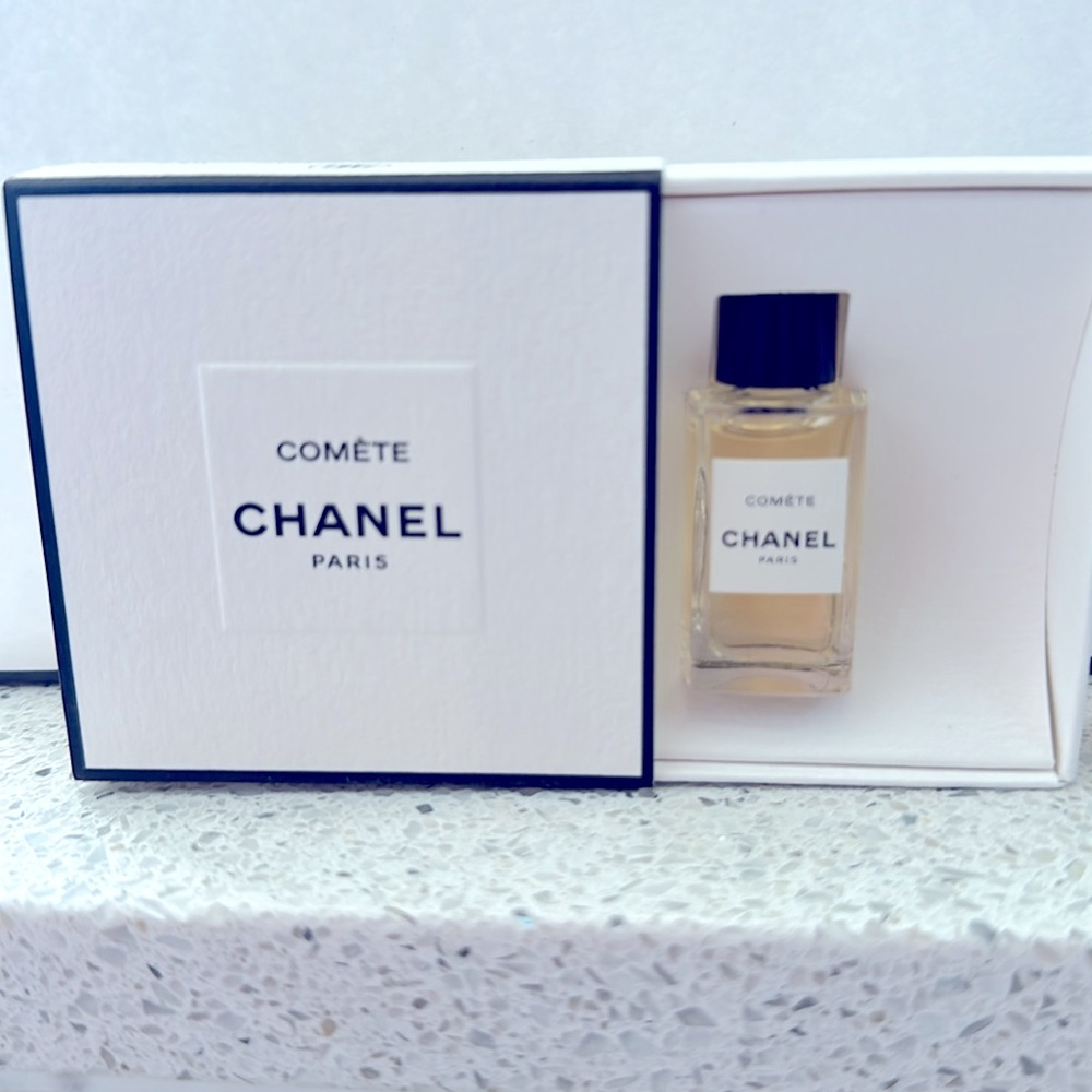 NWOT 6 pcs CHANEL WHITE/BLACK SHOPPER WITH CHANEL GOODIES - Picture 4 of 7